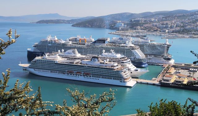 Kuşadası'nda turizm sezonu öncesi liman bölgesi mercek altında