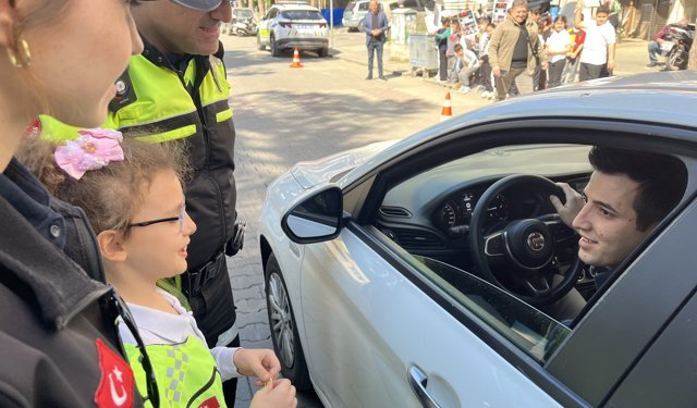 Nazillili minikler, sürücülere trafik kurallarını hatırlattılar