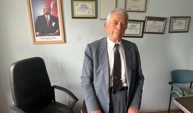 Takım elbisesiz dışarıya çıkmıyor: Dedeköylü: “Ben A kuşağıyım”