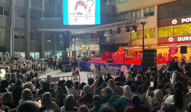 Nazilli’de 80’ler ve 90’lar rüzgarı: Cumhuriyet Meydanı’nda nostalji dolu gece