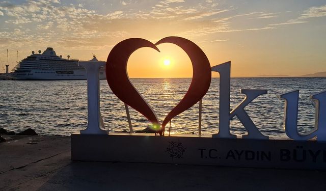 Yeşilin maviyle buluştuğu kentte günbatımı kızıllığı büyülüyor
