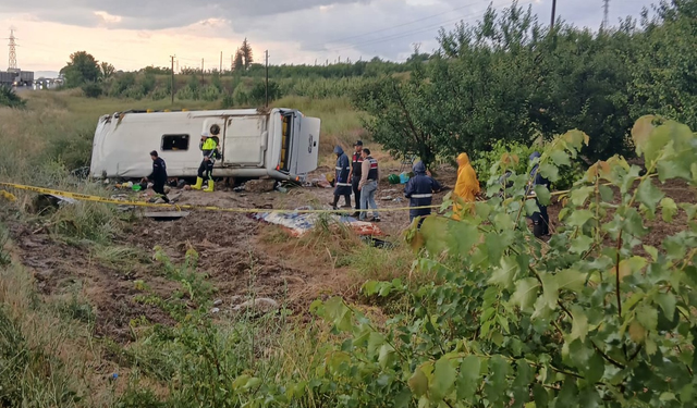 Tur otobüsü devrildi: 5 kişi öldü, 25 kişi yaralandı