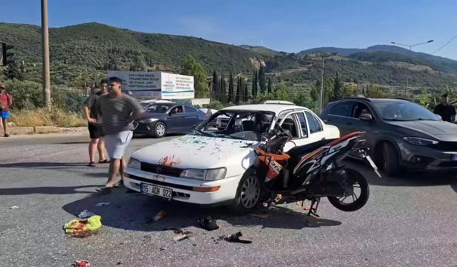 Aydın'da motosiklet otomobile ok gibi saplandı