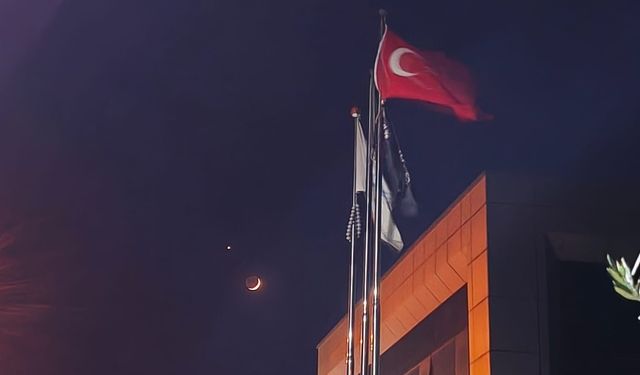 Aydın'da Türk bayrağı ile ay ve yıldız aynı karede