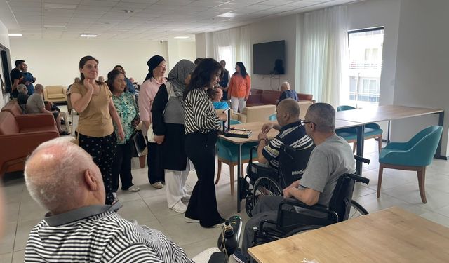 AK Kadınlar, Babalar Günü’nü huzurevindeki yaşlılarla kutladı