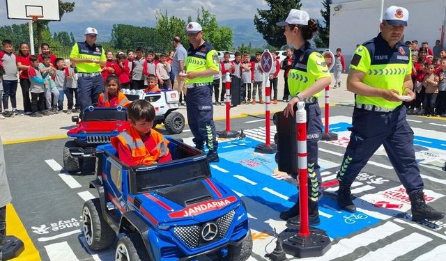 Aydınlı minikler trafiği jandarmadan öğrendi