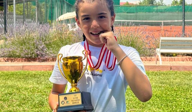 Aydınlı Zeynep’ten çifte kupa