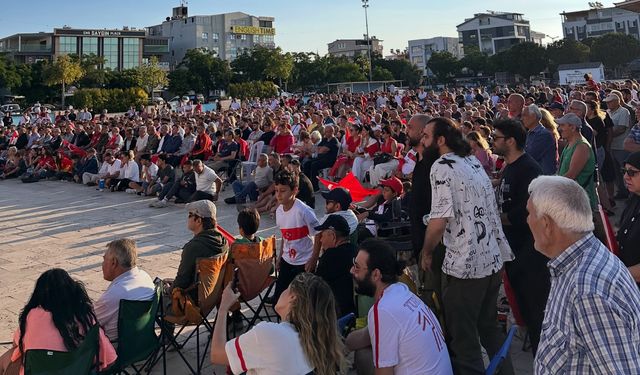 Didimliler Milli takıma destek için meydanda bir araya geldi