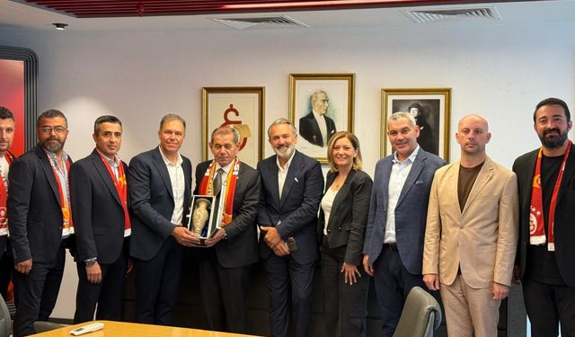 Kuşadası'nda Galatasaray taraftarı 'Şampiyonluk Kupası'nı bekliyor
