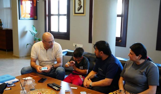 Germencikli Çınar’a anlamlı sürpriz: Başkan Zencirci’den akıllı saat ve forma hediyesi