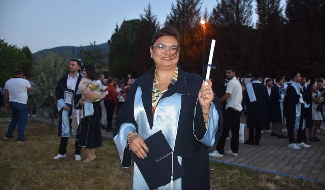 İstanbul'dan Karacasu'ya uzanan başarı hikayesi: 50 yaşında okul birincisi oldu