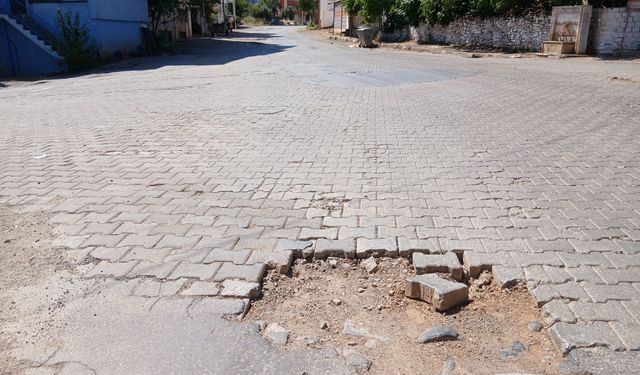 Karacasu Cuma Mahallesi Yolu Köstebek Yuvasına Döndü