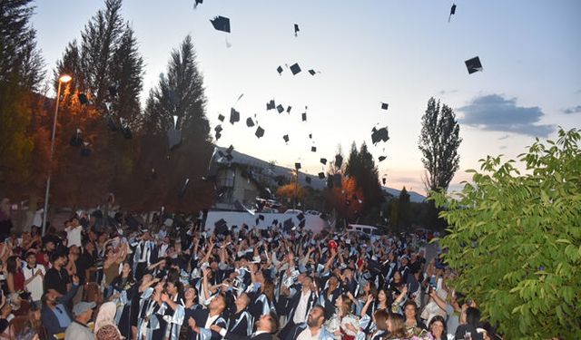 Karacasu MYO'da mezuniyet sevinci