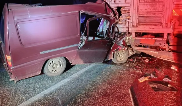 Karacasu'da minibüs kamyona arkadan çarptı: 1 yaralı
