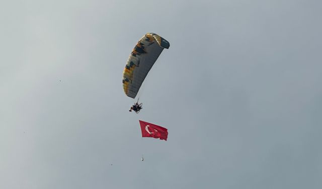 Koçarlı semalarında Türk bayraklı paramotor gösterisi