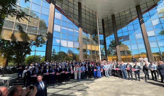 Koçarlı’ya çöp kamyonu ve kepçe hibe edildi