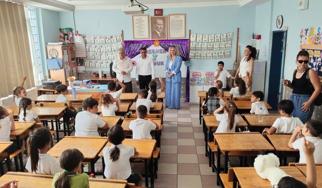 Kuşadası'nda 17 bin 952 öğrenci karne sevinci yaşadı
