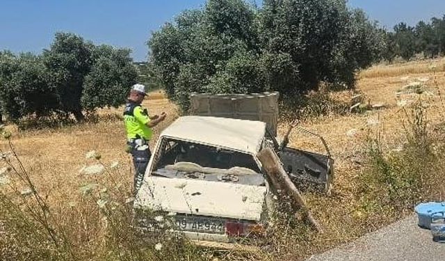 Lastiği patlayan araç tarlaya uçtu