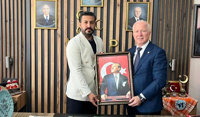 Başkan Cihangiroğlu'na Aydınlı eczacılardan anlamlı hediye