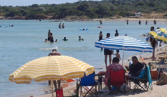 Okullar kapandı; Didim plajları çocuklarla doldu