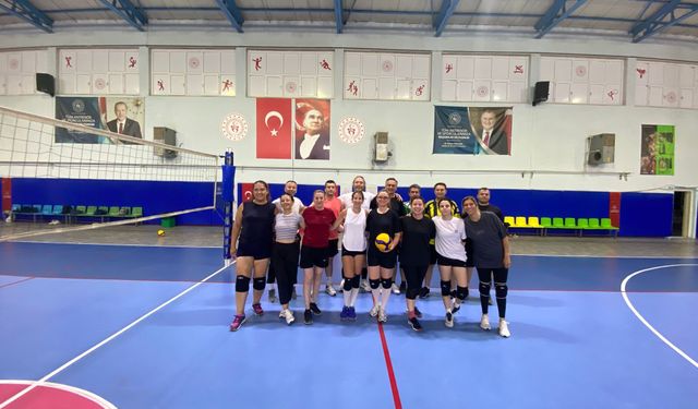 Rekabet değil, dostluk için voleybol oynuyorlar
