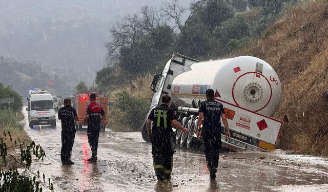 Nazilli’de faciaya ramak kaldı: Benzin yüklü tanker yola gömüldü