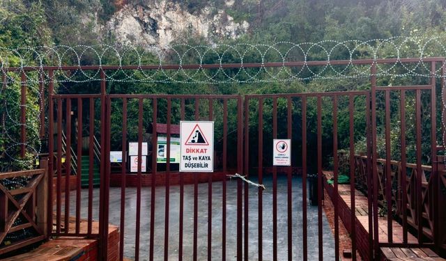 Kuşadası'nda şok karar: Heyelan riskiyle ziyaretçiye kapatıldı