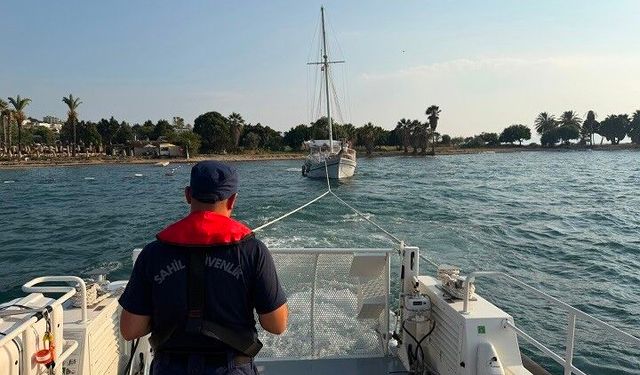 Aydın'da karaya oturan gezi teknesindeki 9 kişi kurtarıldı