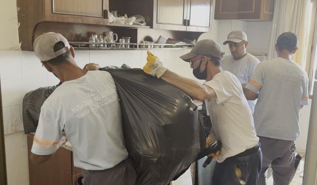 Akılalmaz manzara: çöp evden 2,3 ton atık çıkarıldı