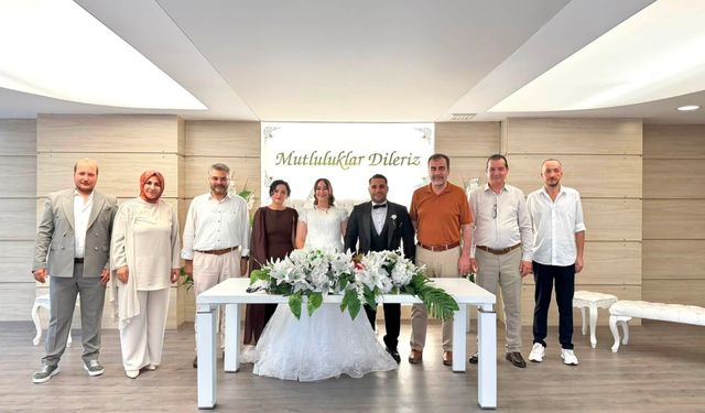 AK Parti heyetinden genç çifte nikâh şahitliği