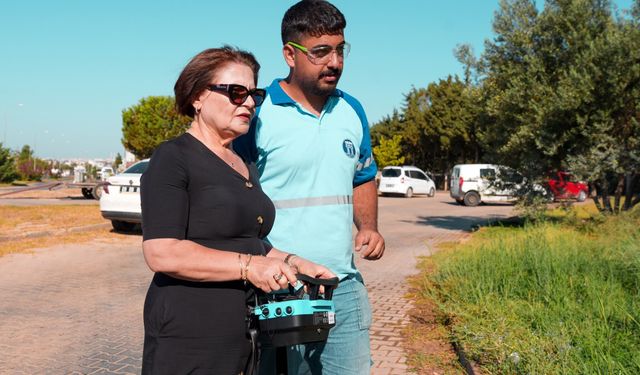 Başkan Gençay çim biçme robotunun saha denemesine katıldı