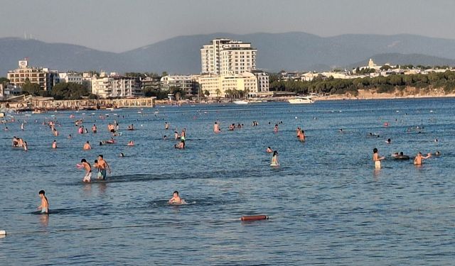 Didim’de plajlar doldu taştı! Kavurucu sıcaklarda sahillere turist akını