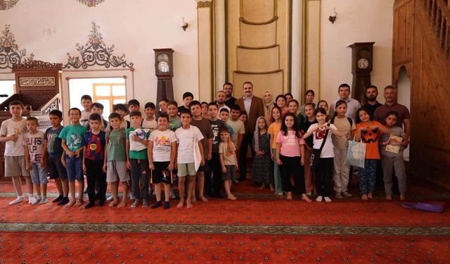 Kaymakam Battal, Kur'an kurslarını ziyaret etti: Çocuklara dondurma sürprizi