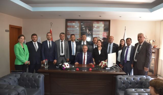 Karacasu'da Mustafa Büyükyapıcı ve Meclis üyeleri Yeni Parti'ye geçiyor