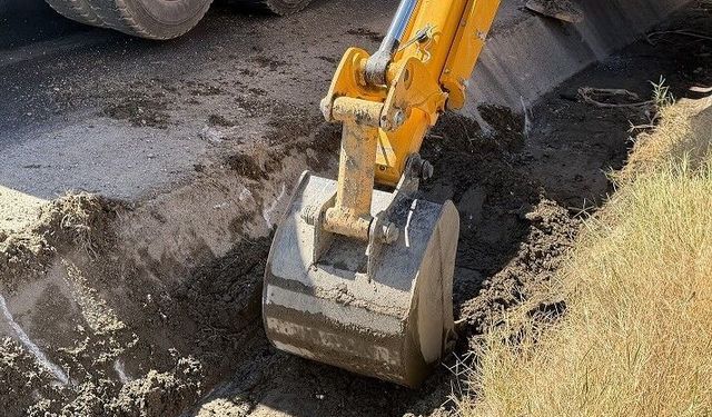Kuşadası Belediyesi su kanallarında bakım çalışmalarını sürdürüyor