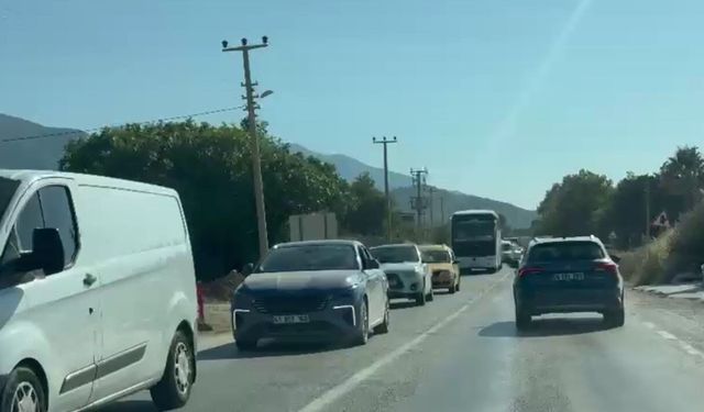Kuşadası’nda milli park dönüşü yoğunluğu oluştu