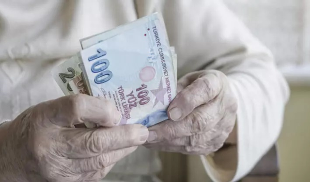 Emekli maaşı farkları hesaplara yatıyor: Tarih netleşti