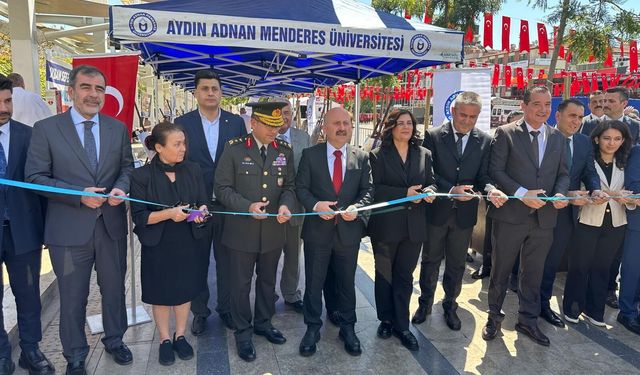 Şehitler anıtına karanfil bırakıldı, sergi açıldı