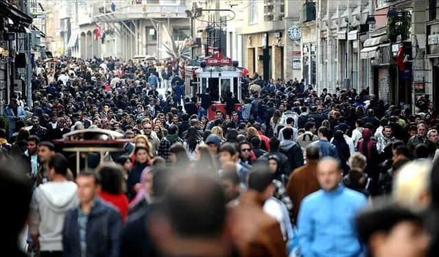 Türkiye’nin yeni nüfusu belli oldu: Kadın ve erkek sayısı neredeyse eşitlendi