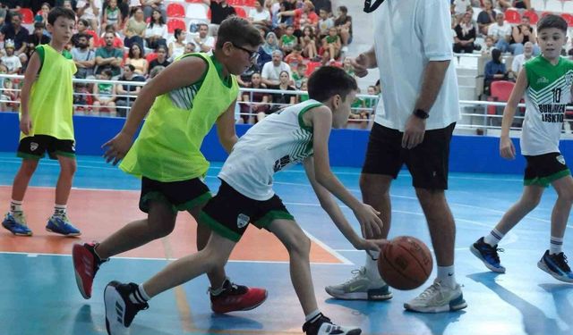 Buharkent’te genç basketbolcular kıyasıya mücadele etti