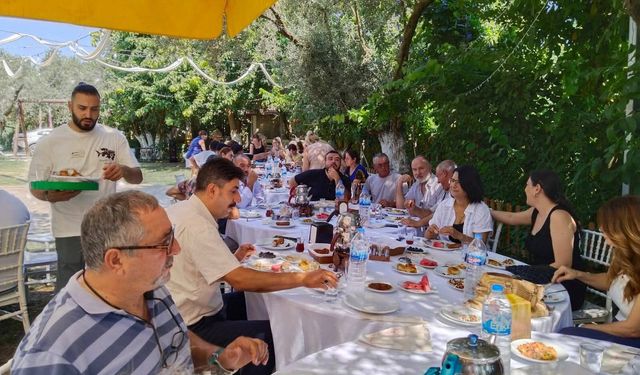 CHP Kuşadası yönetimi tanışma kahvaltısında buluştu