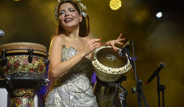Darbukanın Kraliçesi Ceren Özdemir, Karacasu'yu salladı