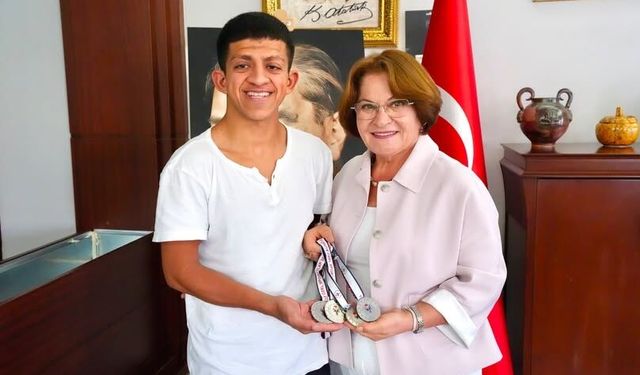 Didimli milli yüzücü Atacan, başarısını Başkan Gençay ile kutladı