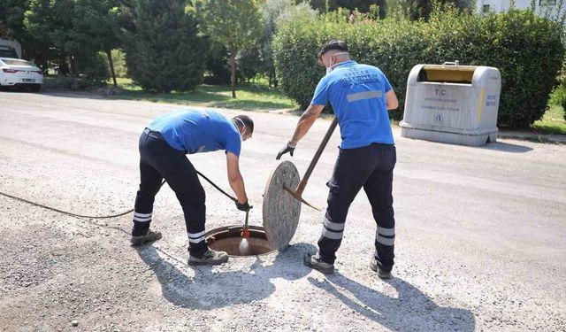 Efeler’de halk sağlığı için ilaçlama çalışmaları aralıksız sürüyor