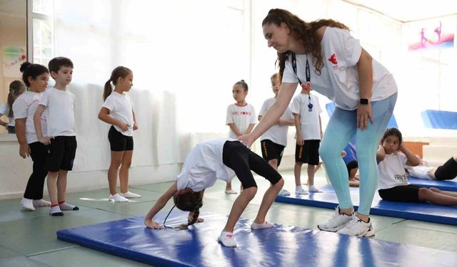 Efeler’de minikler jimnastikle güçleniyor