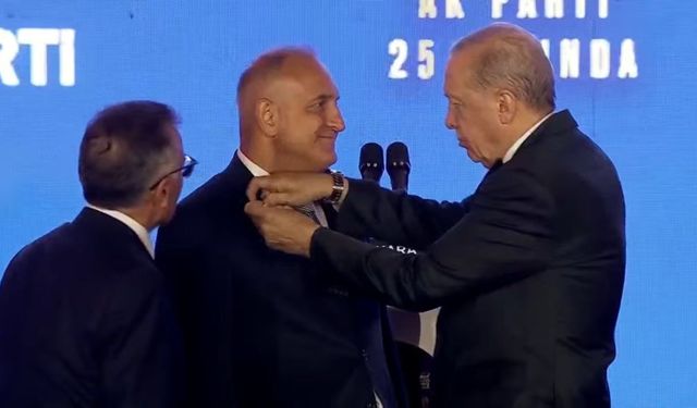 Aydın Milletvekili Karakaş AK Parti’ye geçti: Rozeti Erdoğan taktı