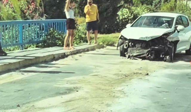 Kuşadası'nda hurdaya dönen araçtan sağ çıktı