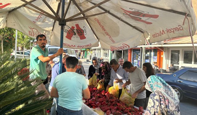 Germencik’te indirim yapınca tezgah önünde kalabalık oluştu
