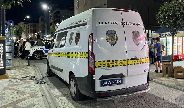Komşusunu bıçaklayıp, sokağa rastgele ateş açtı: 4 yaralı