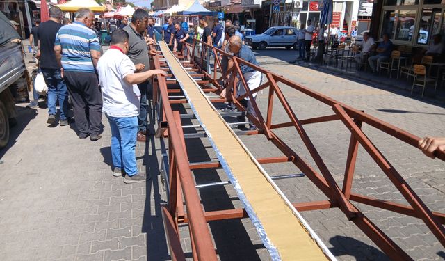 Karacasu'da 14 metre 60 santimlik pide: Guinnes Rekorlar Kitabına başvurulacak